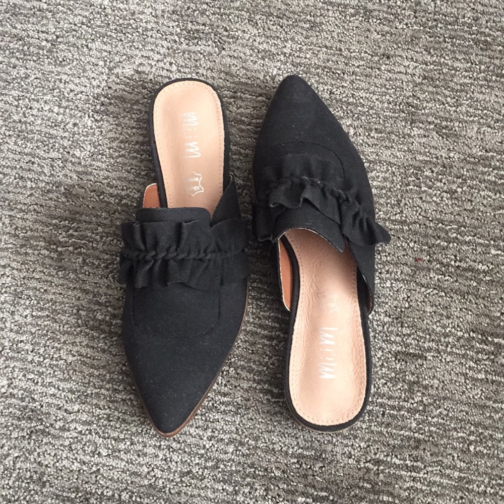 Mi.mi / ruffled trimmed pointed mules black